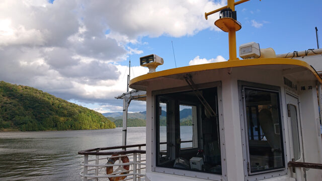 湖面に響く物語、心に触れるアナウンス