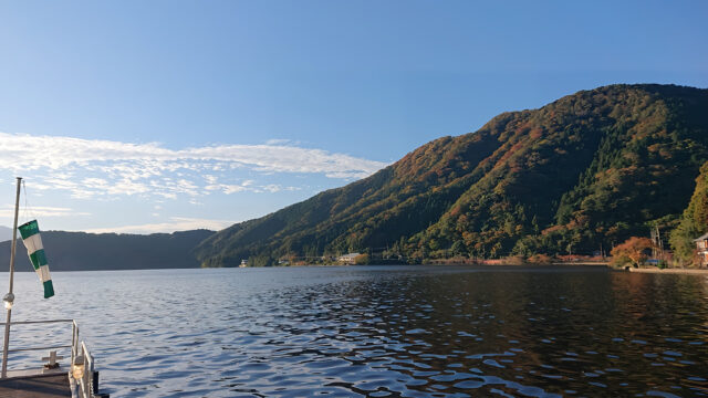 秋の絶景と湖上の感動体験